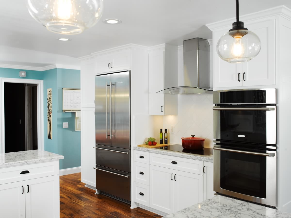 Tips on Color Choices for a Small Kitchen, Study, or Bathroom ...